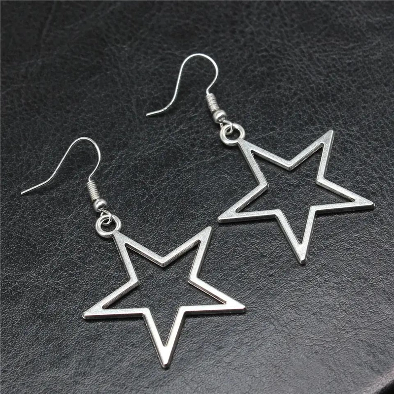 AROS COLGANTES CON DISEÑO DE ESTRELLA EN ACABADO PLATEADO PARA MODA ALTERNATIVA - 3