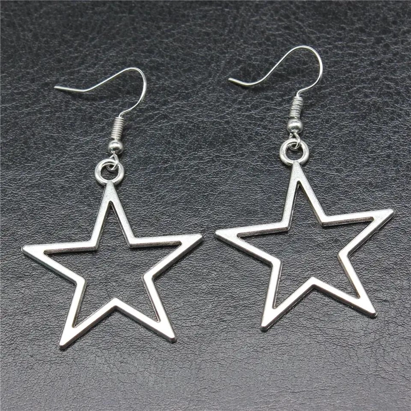 AROS COLGANTES CON DISEÑO DE ESTRELLA EN ACABADO PLATEADO PARA MODA ALTERNATIVA - 4