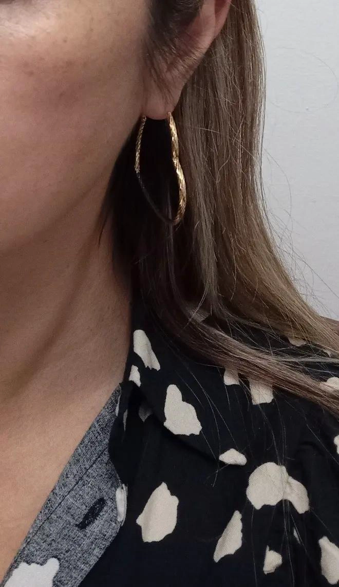 ARGOLLAS CON DISEÑO DE CORAZON SATINADO Y BAÑO DE ORO 18 K - 2