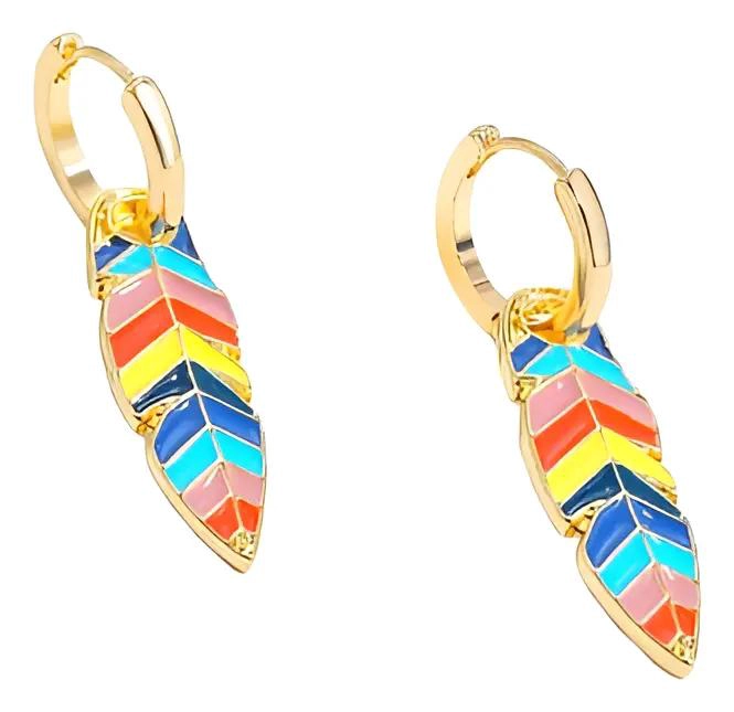 PENDIENTES COLGANTES ESMALTADOS CON DISEÑO DE PLUMAS Y COLORES ARCOIRIS - 1