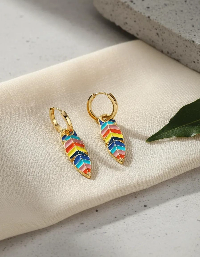 PENDIENTES COLGANTES ESMALTADOS CON DISEÑO DE PLUMAS Y COLORES ARCOIRIS - 2