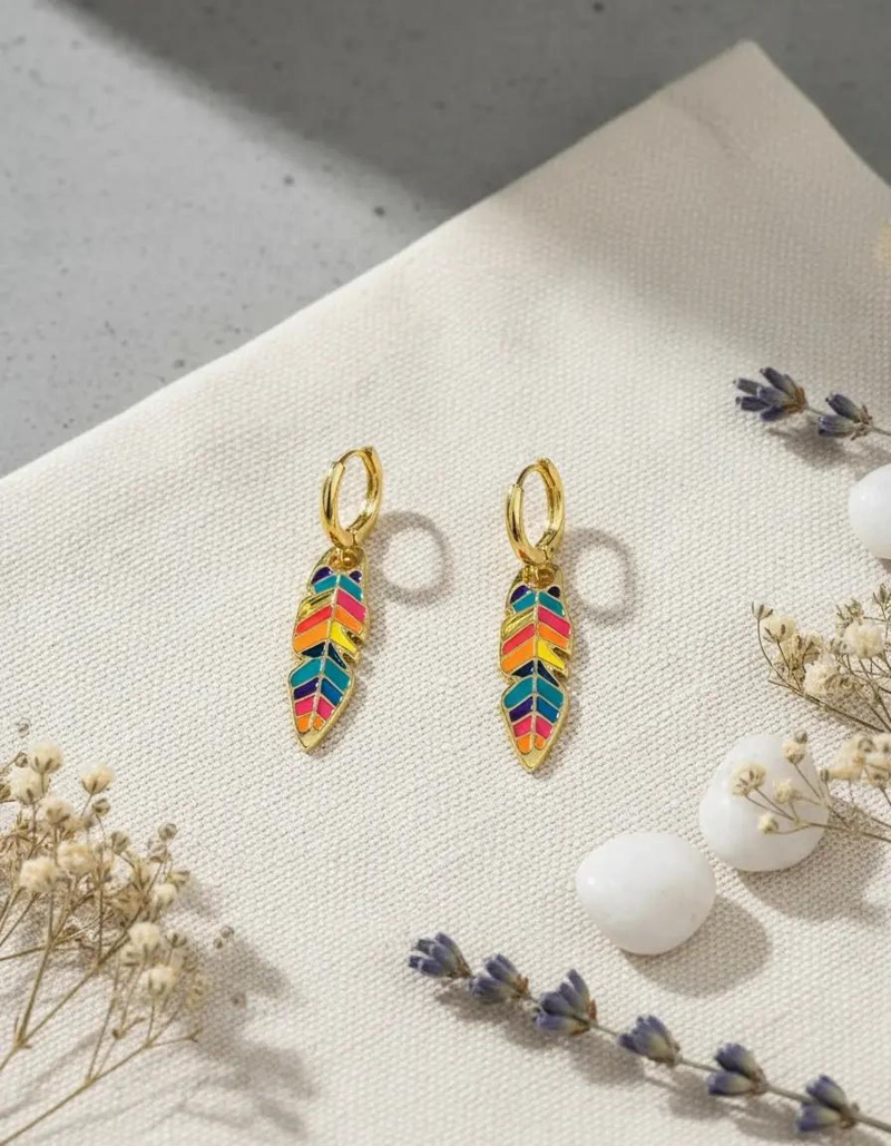 PENDIENTES COLGANTES ESMALTADOS CON DISEÑO DE PLUMAS Y COLORES ARCOIRIS - 3