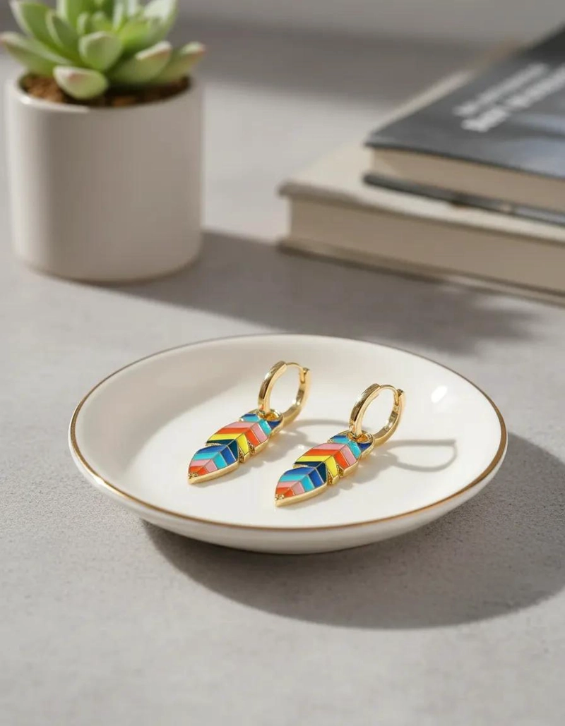PENDIENTES COLGANTES ESMALTADOS CON DISEÑO DE PLUMAS Y COLORES ARCOIRIS - 4