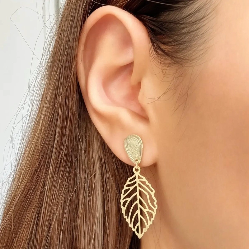 AROS CON DISEÑO DE HOJA Y TOPE EN FORMA DE GOTA ENCHAPADOS EN ORO 18K - 3