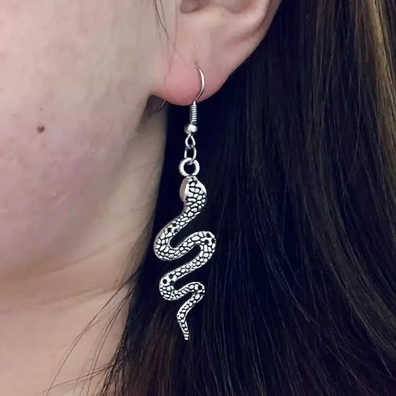 AROS CON DISEÑO DE SERPIENTE TREPANDO EN RELIEVE COLOR PLATEADO - 2