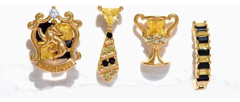 SET DE AROS PENDIENTES CON DISEÑO TEMATICO DE CASA HUFFLEPUFF - 1