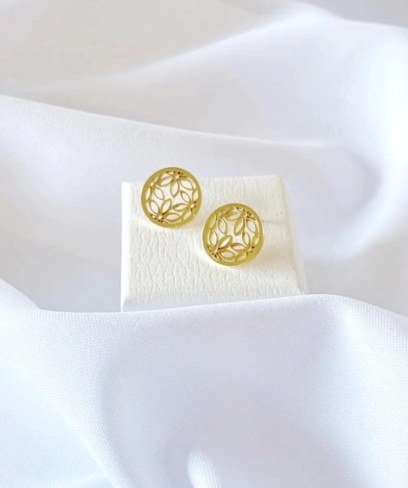 ARO CARRE  REDONDO CON DISEÑO DE FLORES ENCHAPADO EN ORO 18K ELEGANTE - 1