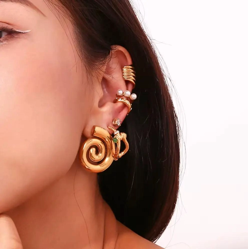 AROS COLGANTES DORADOS CON DISEÑO DE CARACOL EN ACERO INOXIDABLE - 2