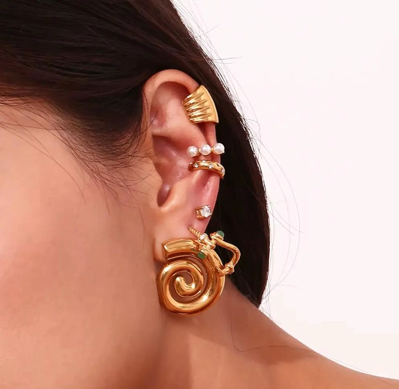 AROS COLGANTES DORADOS CON DISEÑO DE CARACOL EN ACERO INOXIDABLE - 4