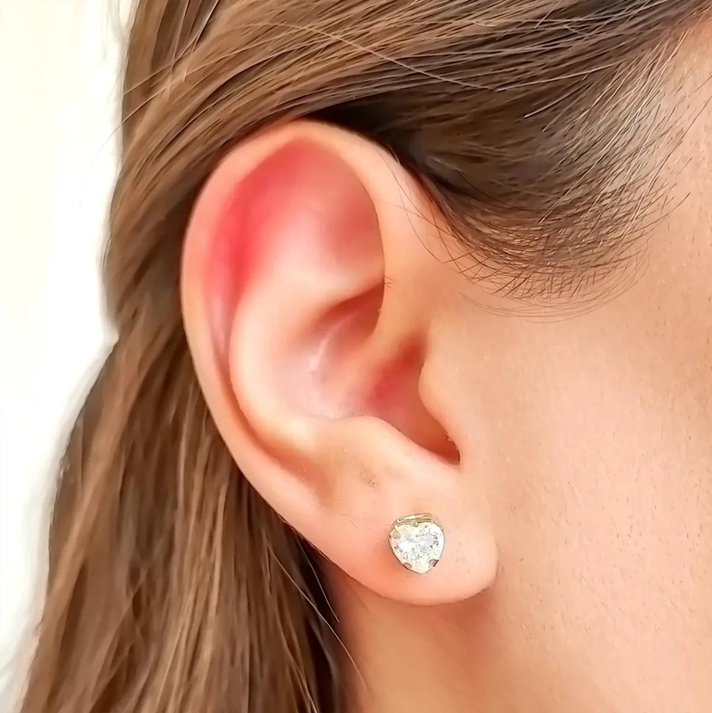 AROS CON DISEÑO DE CORAZON Y CIRCONES ENCHAPADOS EN ORO DE 18 QUILATES - 4