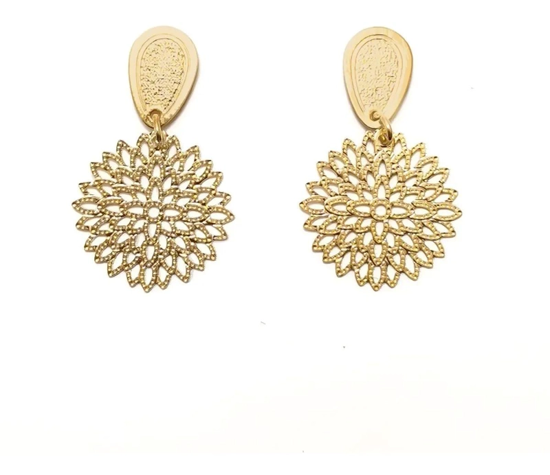 AROS CON DISEÑO FLORAL CALADO ENCHAPADOS EN ORO 18K ELEGANTES - 1
