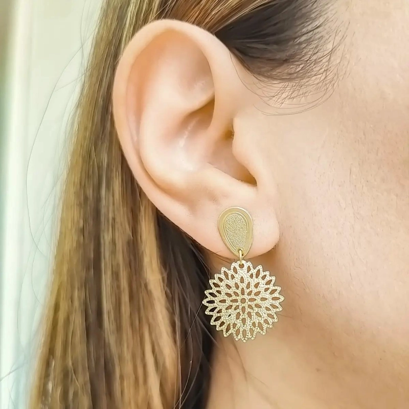 AROS CON DISEÑO FLORAL CALADO ENCHAPADOS EN ORO 18K ELEGANTES - 2