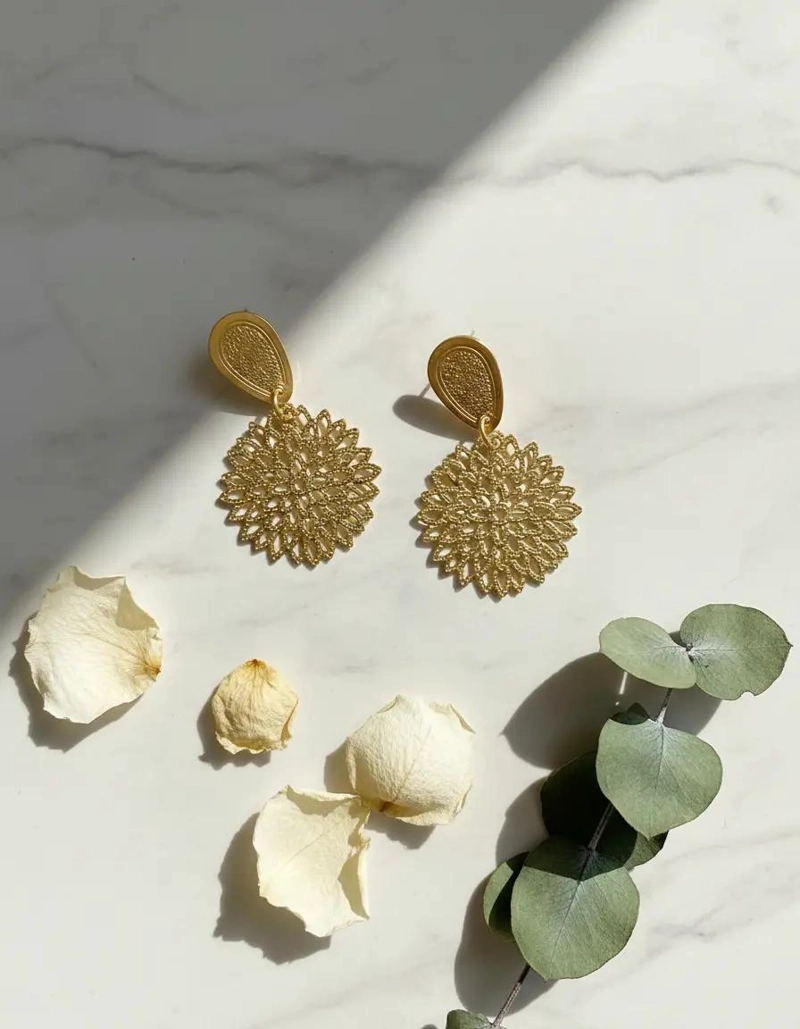 AROS CON DISEÑO FLORAL CALADO ENCHAPADOS EN ORO 18K ELEGANTES - 3