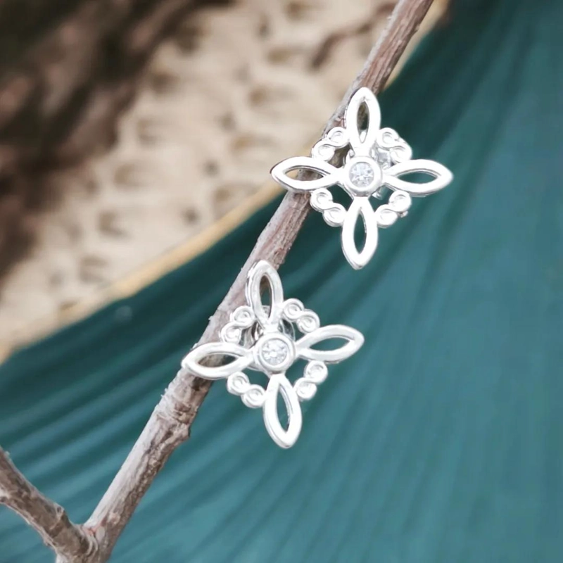 AROS DE PLATA CON DISEÑO DE NUDO ELEGANTE Y SOFISTICADO - 1