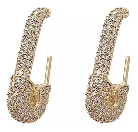 AROS MEDIANOS DORADOS CON DISEÑO DE ALFILER ELEGANTE Y MODERNO - 1