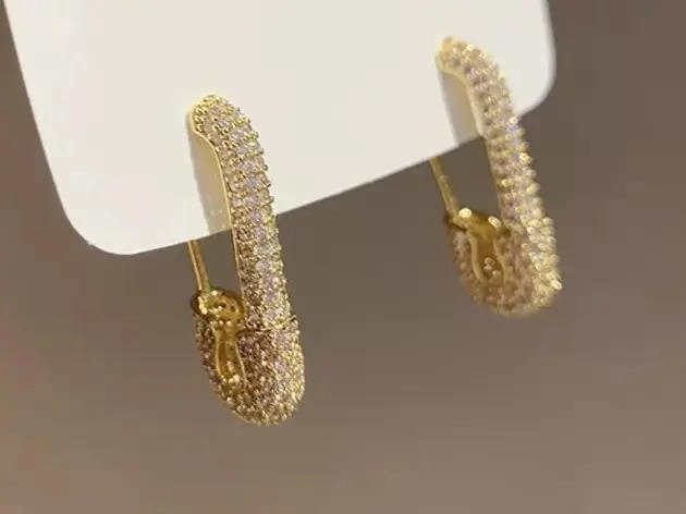 AROS MEDIANOS DORADOS CON DISEÑO DE ALFILER ELEGANTE Y MODERNO - 2
