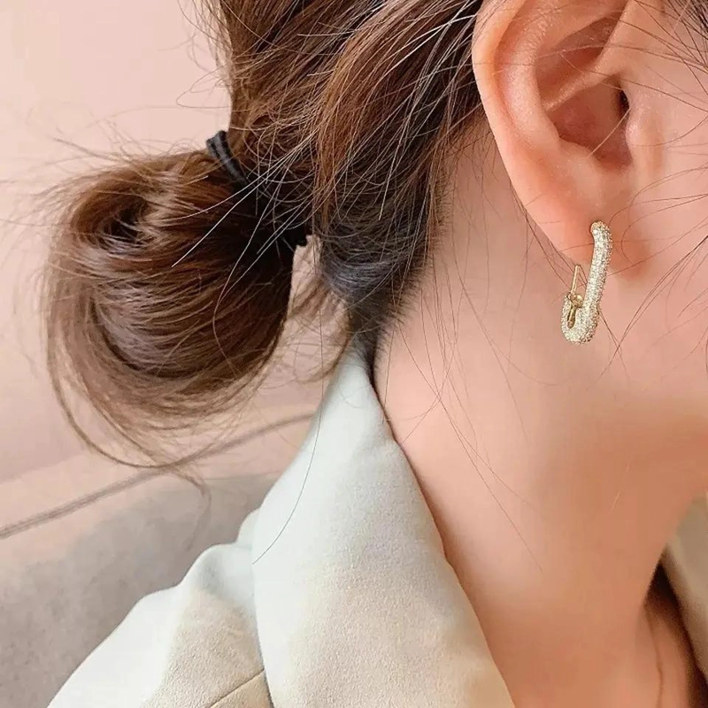 AROS MEDIANOS DORADOS CON DISEÑO DE ALFILER ELEGANTE Y MODERNO - 3