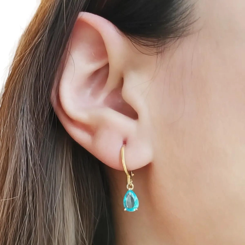AROS ARGOLLAS CON DISEÑO DE GOTA Y CIRCON CELESTE ENCHAPADO EN ORO 18K - 3