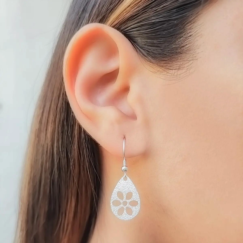 AROS COLGANTES CON DISEÑO DE GOTA Y FLOR CALADA EN PLATA FINA 925 - 3
