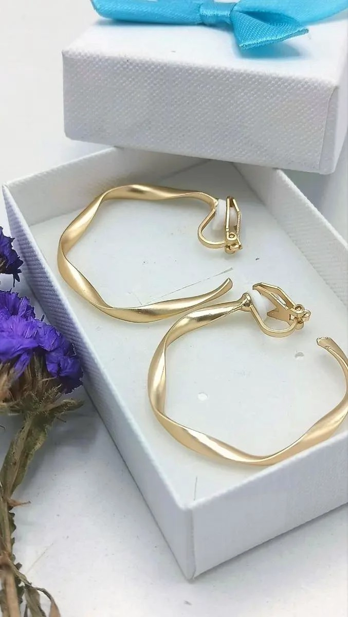 AROS FINOS SIN PERFORACION CON RELIEVE BAÑADOS EN ORO DE ALTA CALIDAD - 2