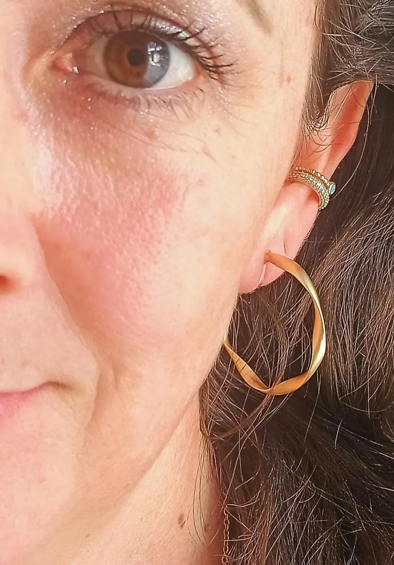 AROS FINOS SIN PERFORACION CON RELIEVE BAÑADOS EN ORO DE ALTA CALIDAD - 5