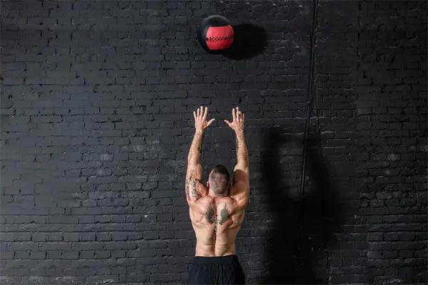 BALON MEDICINAL DE ECOCUERO DE 10 KG PARA ENTRENAMIENTOS FITNESS Y REHABILITACI - 3