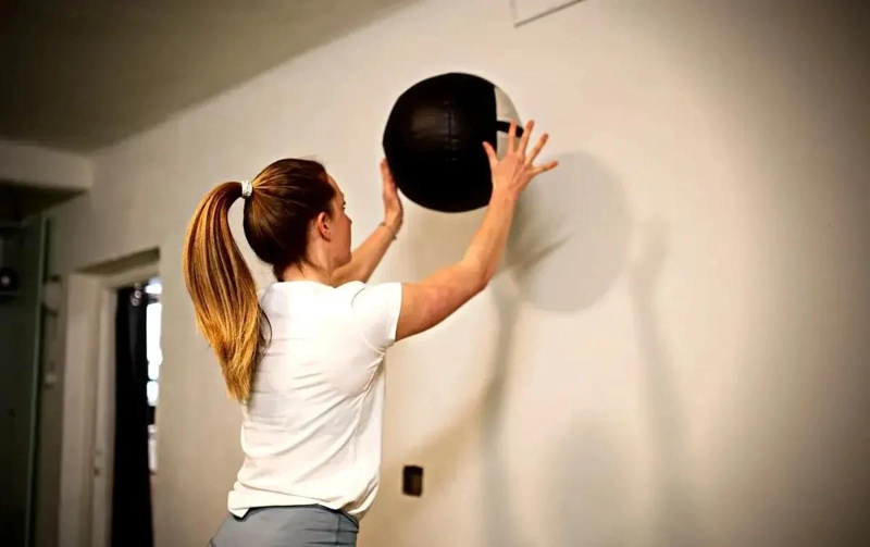 BALON MEDICINAL DE ECOCUERO DE 10 KG PARA ENTRENAMIENTOS FITNESS Y REHABILITACI - 5