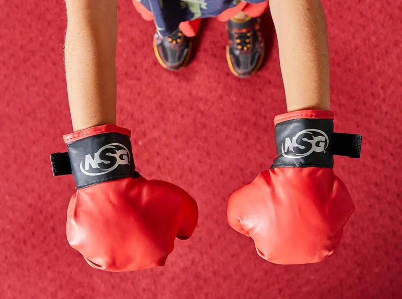SET DE BOXEO PARA NIÑOS CON GUANTES Y ACCESORIOS EN ROJO Y NEGRO - 2