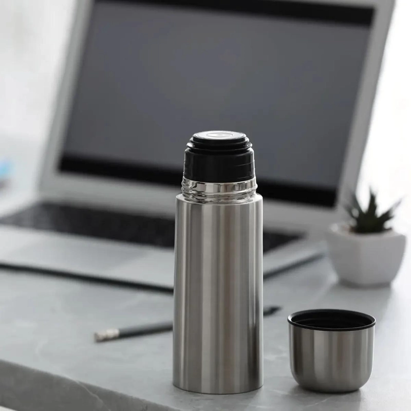 TERMO PARA LIQUIDOS CON CAPACIDAD DE 1 LITRO Y DISEÑO COMPACTO - 2