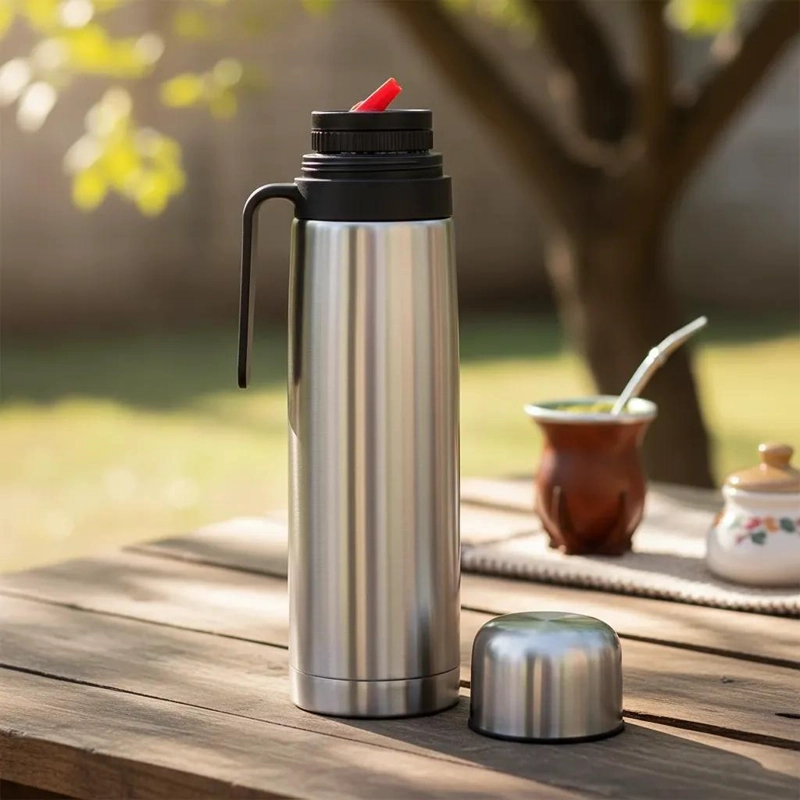 TERMO PARA MATE CON MEDIA MANIJA Y PICO CEBADOR DE ACERO INOXIDABLE 1 LITRO - 1