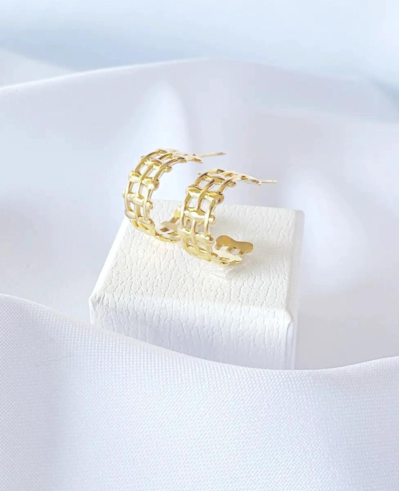 ARO CARRE  ARGOLLA CALADA CON BAÑO DE ORO 18K ELEGANTE Y LIGERO - 1