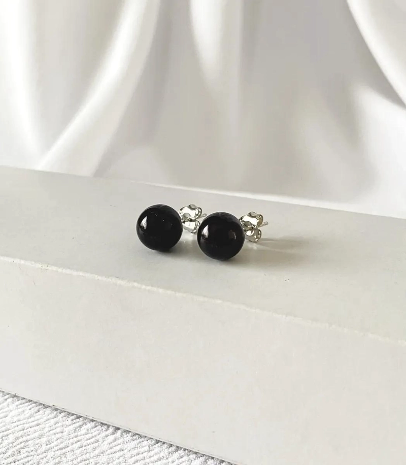 AROS ELEGANTES CON PERLA NEGRA Y BASE DE PLATA 925 - 1