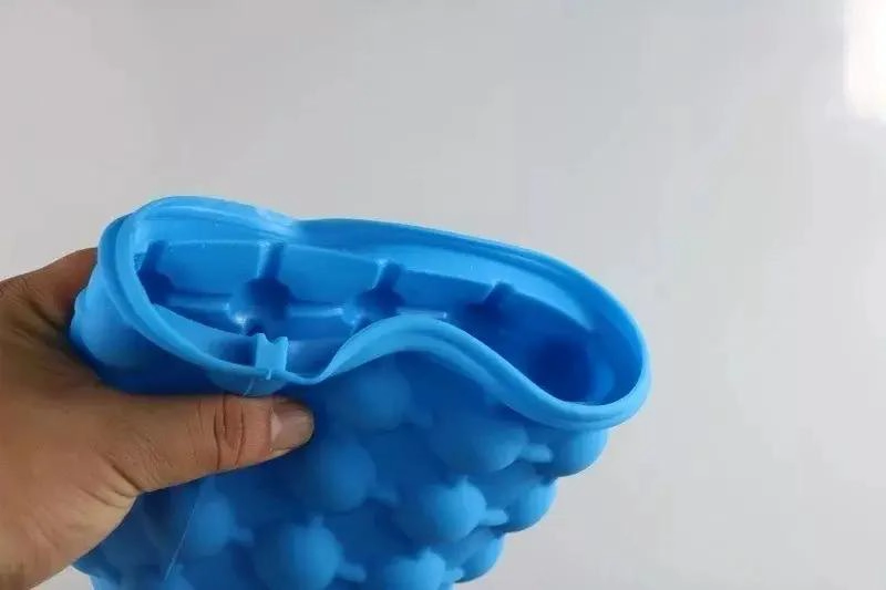 MOLDE DE SILICONA PARA HACER CUBOS DE HIELO COLOR AZUL - 3