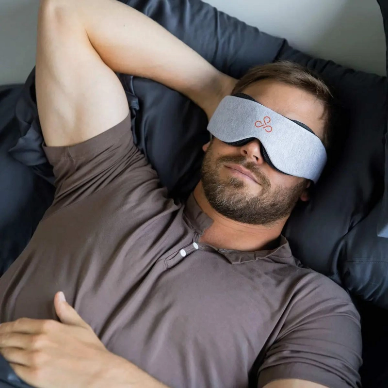 PACK DE VIAJE CON ANTIFAZ GRIS Y ALMOHADA ERGONOMICA PARA DESCANSO - 2