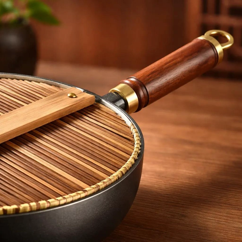 WOK DE HIERRO FUNDIDO 28 CM CON TAPA Y MANGO DE MADERA ANTIADHERENTE - 1