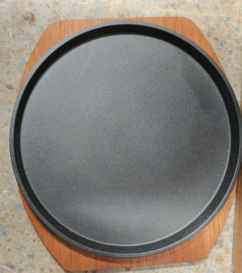 PLATO PLANCHA DE HIERRO FUNDIDO CON BASE DE MADERA PARA COCINAR 27 CM - 4