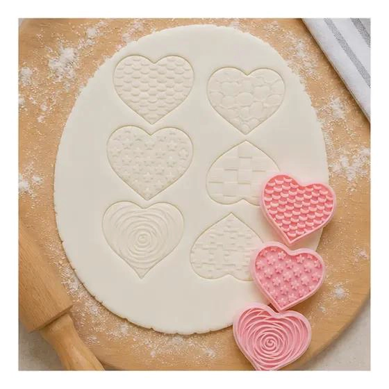 SET DE 6 MOLDES CORTADORES Y MARCADORES PARA GALLETAS Y FONDANT EN FORMA DE CORA - 3