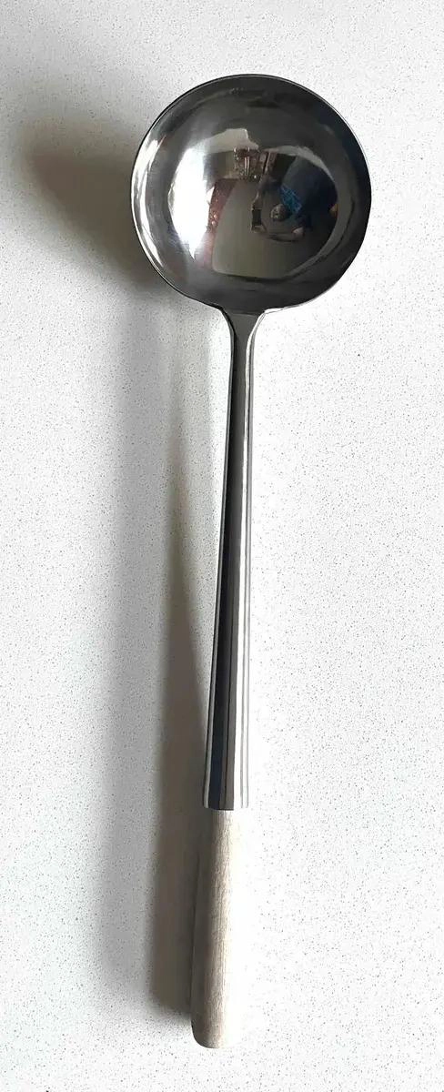 CUCHARON DE ACERO INOXIDABLE DE 50 CM CON MANGO ERGONOMICO NEGRO - 2