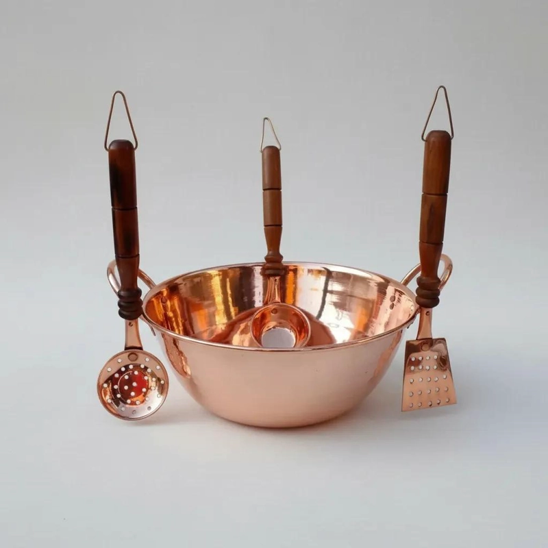 PAILA DE COBRE ARTESANAL CON 3 UTENSILIOS TRADICIONALES CHILENOS - 1