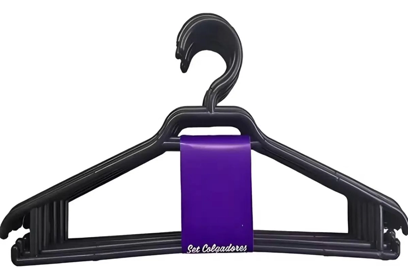 SET DE 50 COLGADORES DE ROPA DE PLASTICO NEGRO RESISTENTES - 1