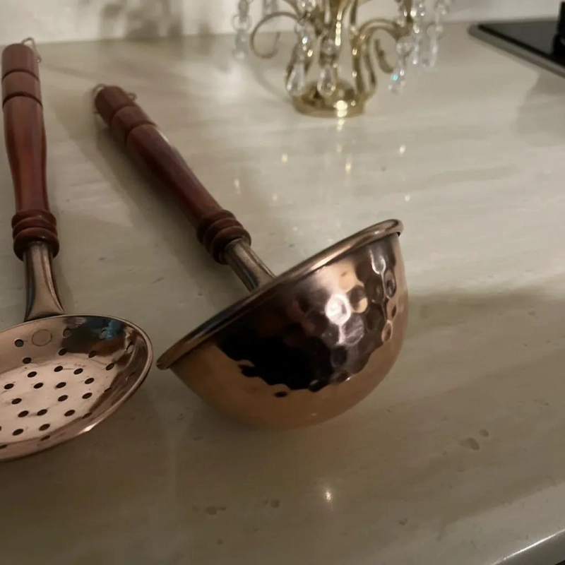 CUCHARON Y ESPUMADERA DE COBRE CON MANGO DE MADERA DE 36 CM - 4