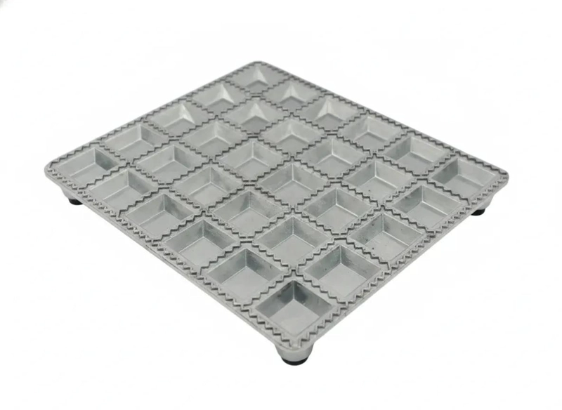 MOLDE METALICO PARA RAVIOLES CON 24 CAVIDADES PARA PASTA ITALIANA - 1