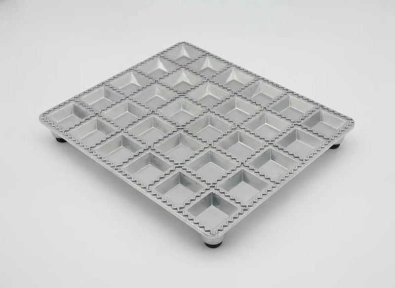 MOLDE METALICO PARA RAVIOLES CON 24 CAVIDADES PARA PASTA ITALIANA - 3