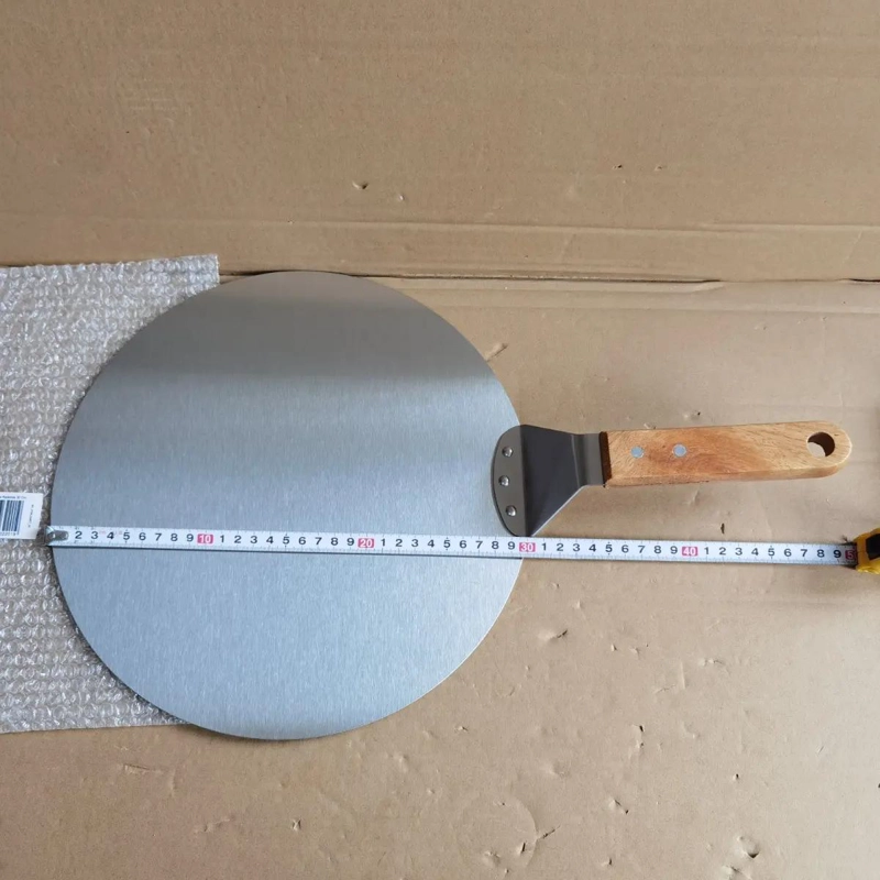 PALA REDONDA PARA PIZZA DE 30 CM CON MANGO DE MADERA CLARA - 5
