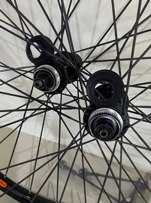 MAZA DELANTERA PARA BICICLETA CON SISTEMA CENTERLOCK - 1
