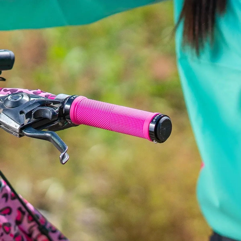 PUÑOS ANTIDESLIZANTES PARA BICICLETA CON BLOQUEO EN COLOR ROSA Y NEGRO - 1