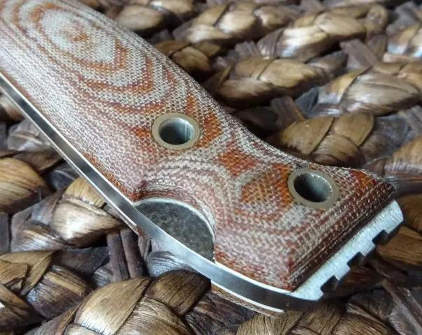 CUCHILLO DE HOJA ROBUSTA CON MANGO ERGONOMICO PARA USO GENERAL - 1