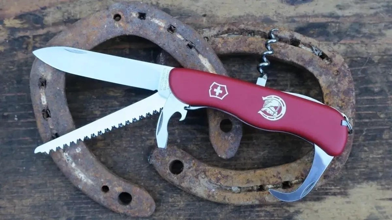 NAVAJA MULTIUSOS CON DISEÑO ECUESTRE Y COLOR ROJO VIBRANTE - 3