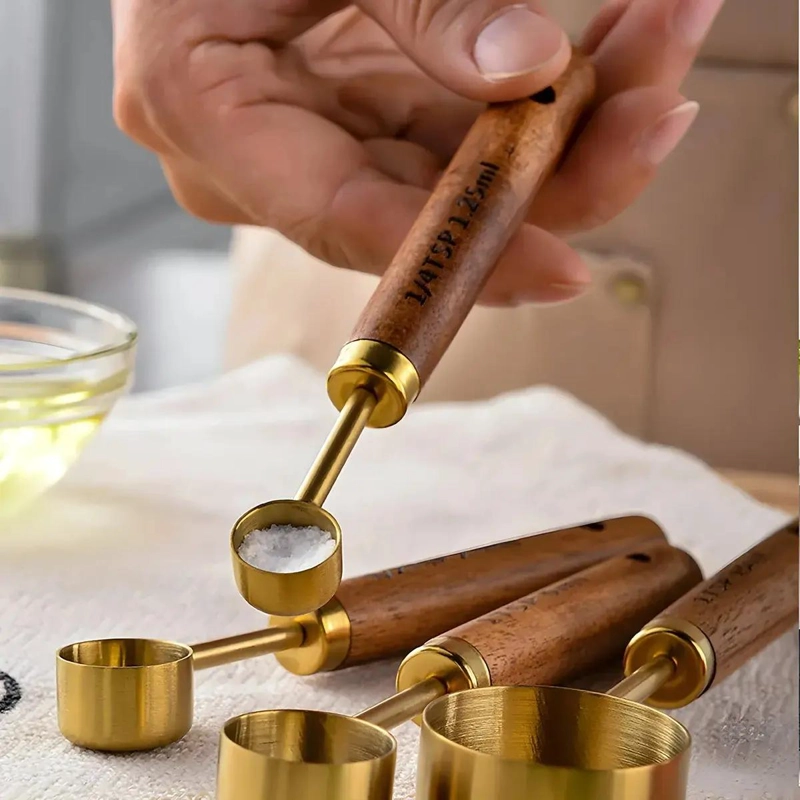 SET DE 8 CUCHARAS MEDIDORAS DE ACERO INOXIDABLE CON MANGO DE MADERA - 3