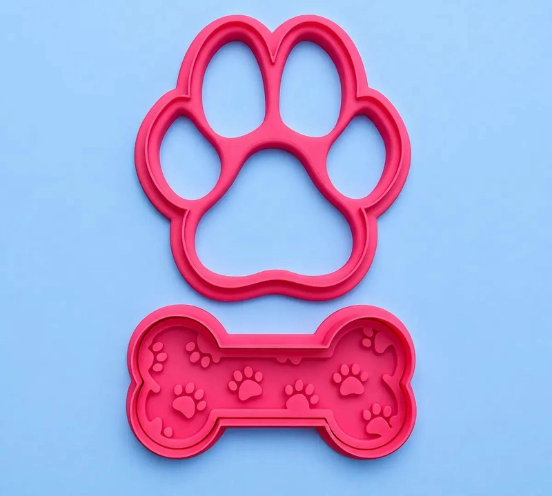 SET DE 2 CORTADORES DE GALLETAS CON SELLO DE PATA Y HUESO DE 10 CM - 1